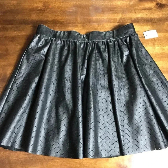 Bisou Bisou faux leather skirt Sz large - Picture 1 of 3